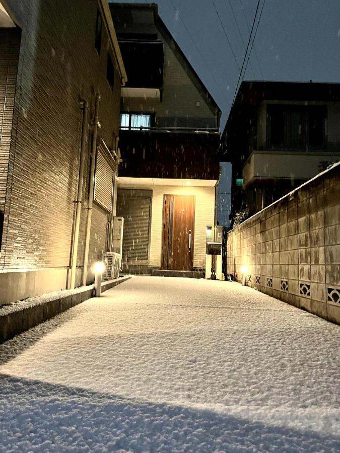 雪の夜、静まりかえった金町の住宅街の路地